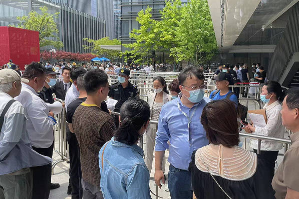 “亿万富翁烈日下排队”,上海顶豪云锦东方认筹盛况空前,暗藏哪些风险?-叭楼楼市分享网
