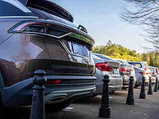 毁坏绿化带换车位，上海浦东周家渡一小区因停车难引发纠纷｜消费者报告-叭楼楼市分享网