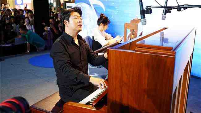 光明园迪品牌荣誉健康官郎朗在中法晚宴演奏《茉莉花》-叭楼楼市分享网